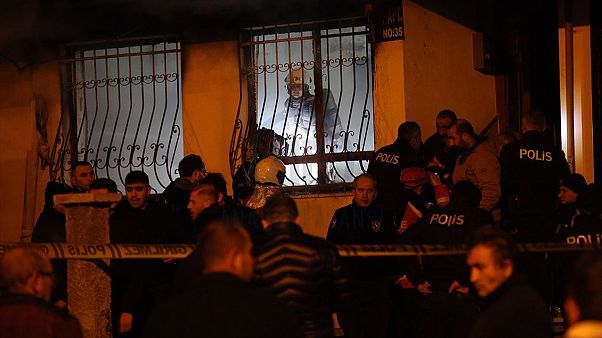 Ankara'nın Altındağ ilçesinde 4 katlı bir apartmanın giriş katında yangın çıktı. Ankara'nın Altındağ ilçesinde 4 katlı bir apartmanın giriş katında yangın çıktı.