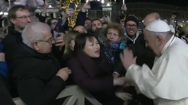 Manotazo y bronca del papa Francisco a una fiel demasiado brusca Manotazo y bronca del papa Francisco a una fiel demasiado brusca