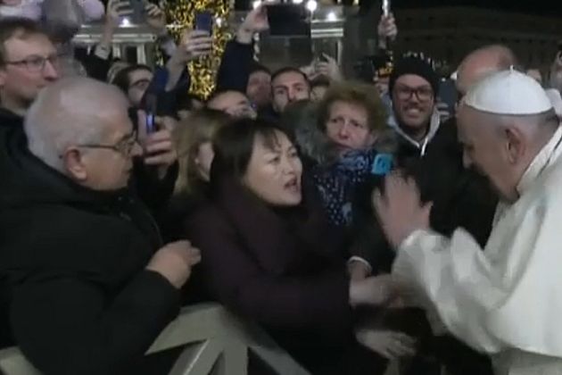 Manotazo y bronca del papa Francisco a una fiel demasiado brusca