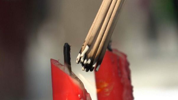 Cina, nel distretto dell'incenso: ecco come nascono i famosi bastoncini Cina, nel distretto dell'incenso: ecco come nascono i famosi bastoncini