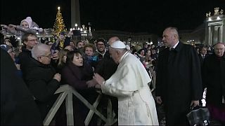 شاهد: البابا فرانسيس يضرب مؤمنة على يدها في الفاتيكان