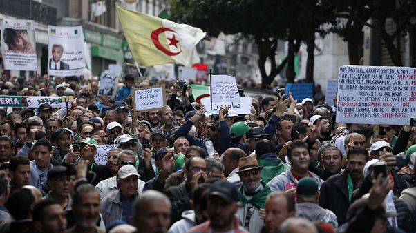 محتجون يتظاهرون في شوارع العاصمة الجزائرية محتجون يتظاهرون في شوارع العاصمة الجزائرية
