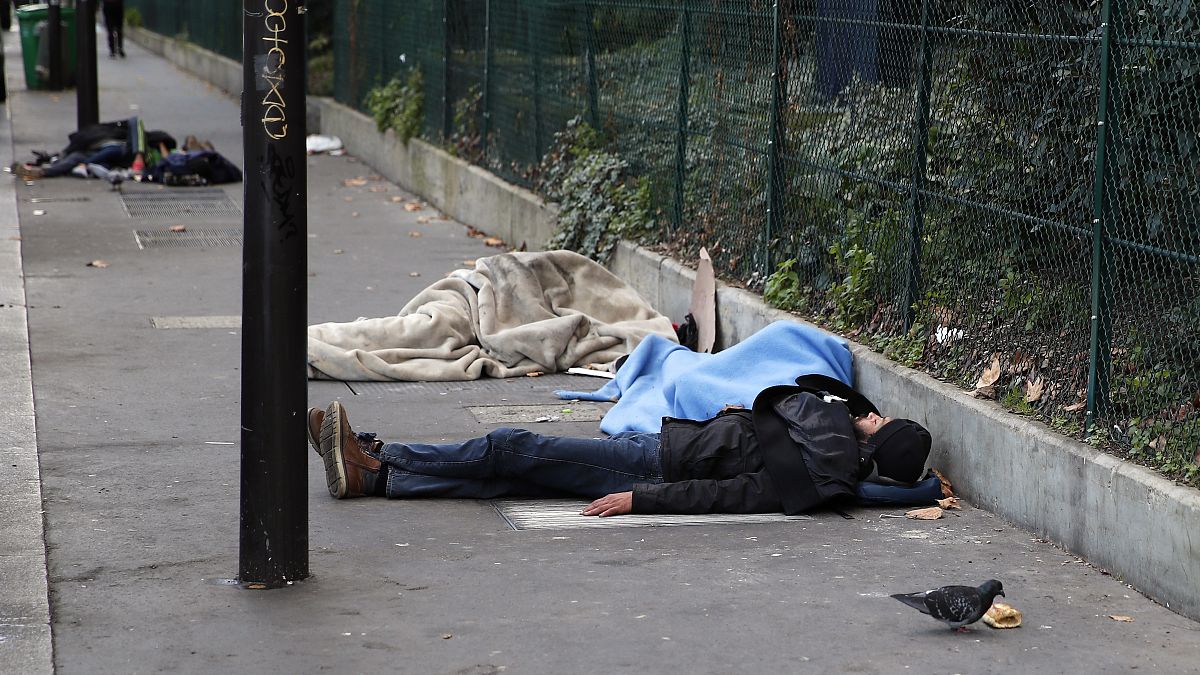مهاجرون مشردون نائمون في الشارع في باريس. 2019/11/06