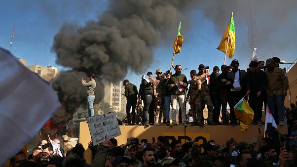 Irak'ta ABD Büyükelçilik binasına saldıran göstericilere Amerikan askerleri müdahale etti Irak'ta ABD Büyükelçilik binasına saldıran göstericilere Amerikan askerleri müdahale etti