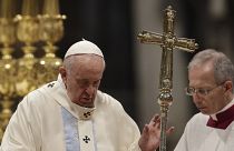 El papa Francisco pide perdón por golpear la mano de una peregrina demasiado efusiva