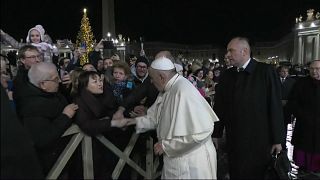 Papa Francisco pede perdão por ter batido na mão de fiel que o agarrou