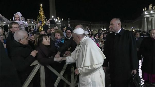 Papa Francisco pede perdão por ter batido na mão de fiel que o agarrou Papa Francisco pede perdão por ter batido na mão de fiel que o agarrou