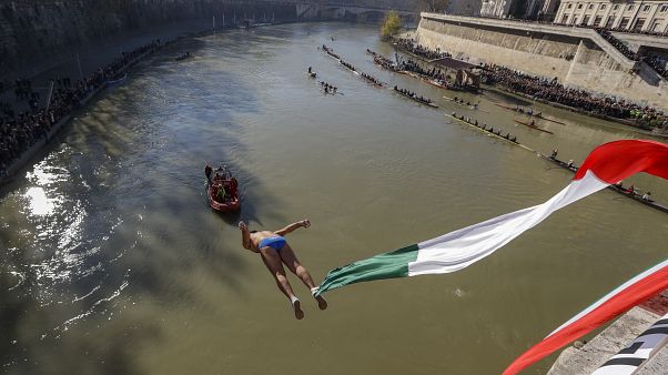 Roma accoglie il 2020 con tuffi e parate Roma accoglie il 2020 con tuffi e parate