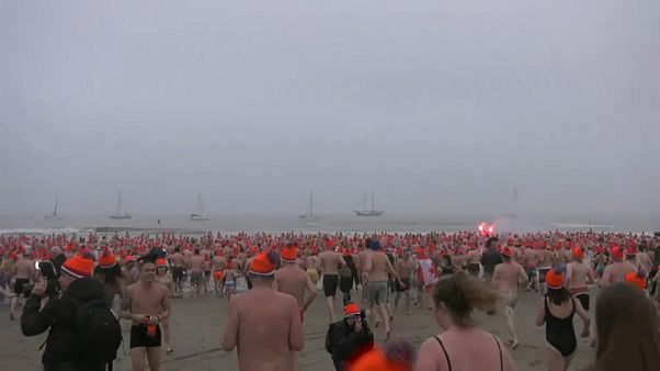 Hollandalılar yeni yılı denize girerek kutladı Hollandalılar yeni yılı denize girerek kutladı