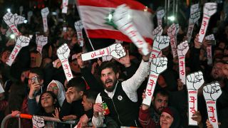 لبنانيون يحتفلون من موقع الاحتجاجات بليلة رأس السنة الجديدة
