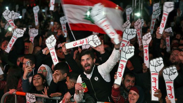 لبنانيون يحتفلون من موقع الاحتجاجات بليلة رأس السنة الجديدة لبنانيون يحتفلون من موقع الاحتجاجات بليلة رأس السنة الجديدة