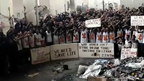 Flüchtling berichtet: "Folter und sexuelle Gewalt" in libyschem Lager Flüchtling berichtet: "Folter und sexuelle Gewalt" in libyschem Lager