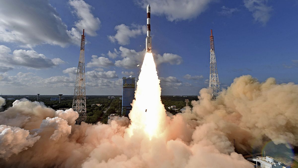 الهند تكشف عن إرسال مهمة جديدة للهبوط على سطح القمر في 2020