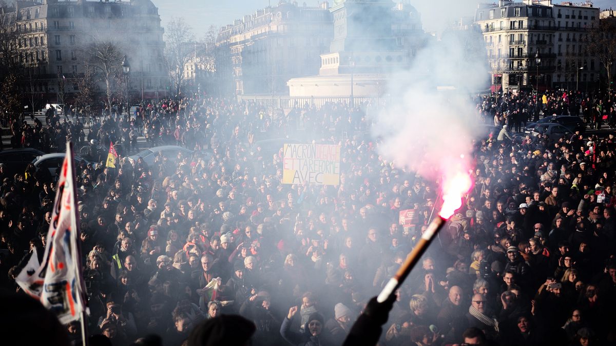 حشد من العمال المضربين في ساحة الباستيل يستمعون إلى موسيقيين في دار أوبرا باريس