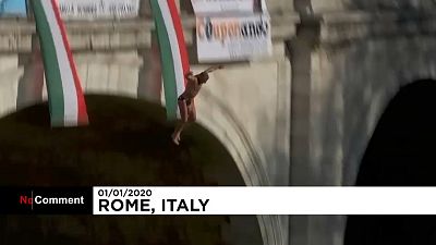 Em Roma é tradição saltar da ponte Cavour