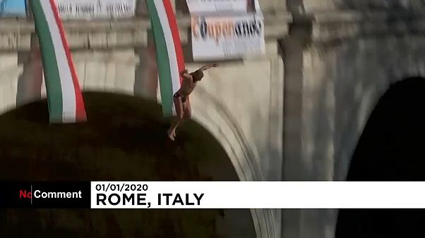 Em Roma é tradição saltar da ponte Cavour Em Roma é tradição saltar da ponte Cavour