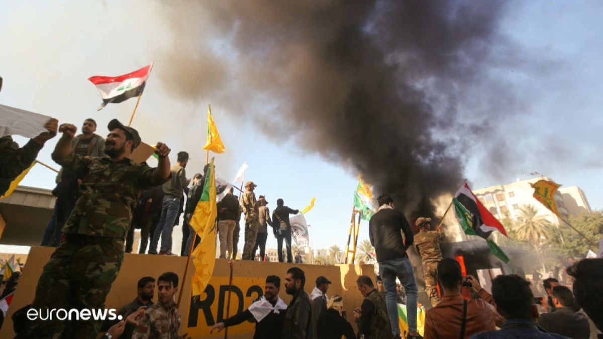 Протестующие покинули посольство США в Багдаде