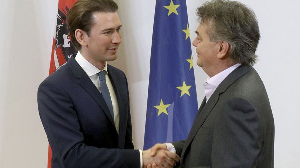 Sebastian Kurz da la mano al líder de Los Verdes, Werner Kogler Sebastian Kurz da la mano al líder de Los Verdes, Werner Kogler