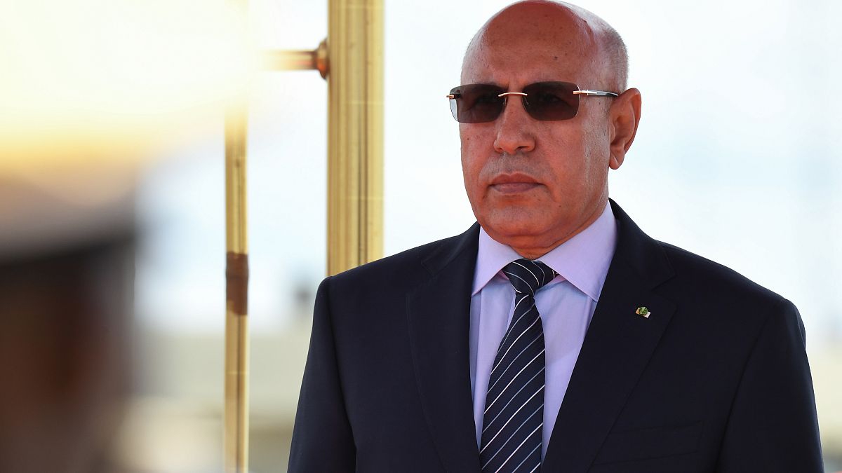 الرئيس الموريتاني الجديد يحكم قبضته على السلطة مهمّشا سلفه ومعلّمه السابق