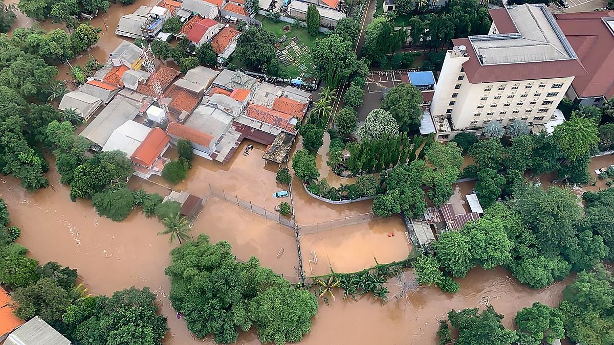 فيضانات عارمة تجتاح مناطق إندونيسيا