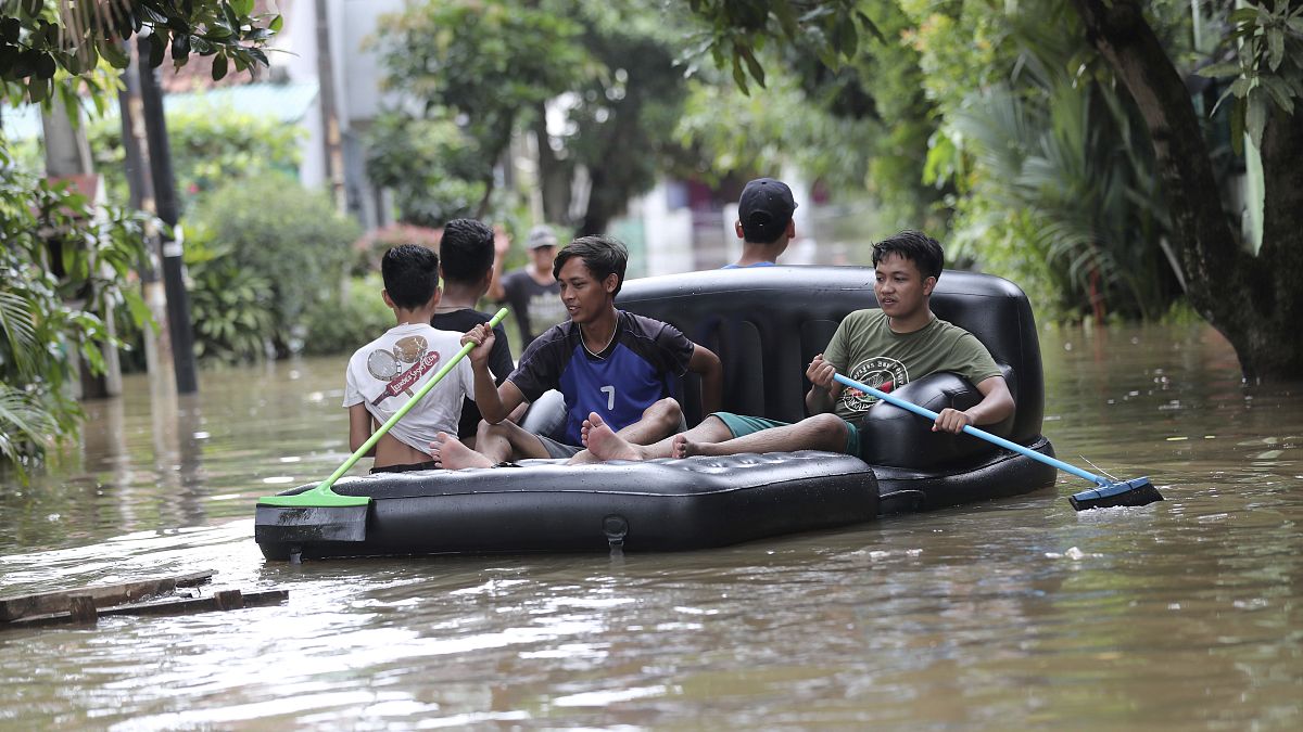Jakarta überflutet, Flughafen geschlossen