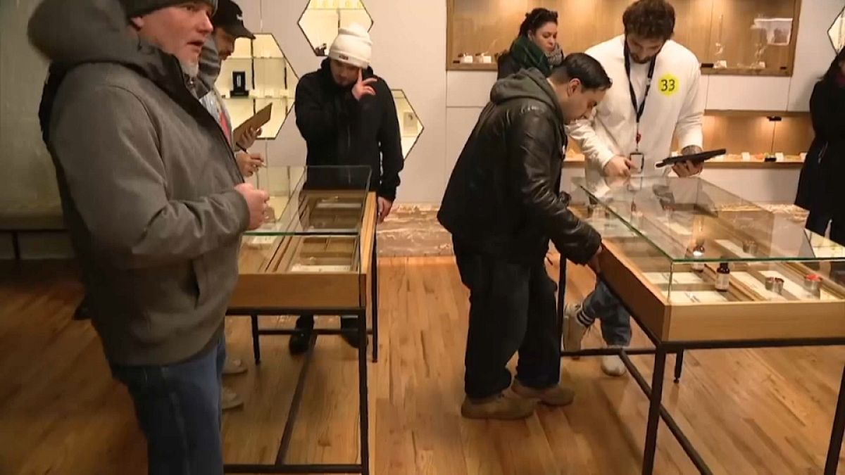 مئات الأمريكيين يقبلون على شراء الماريخوانا في ولاية إلينوي