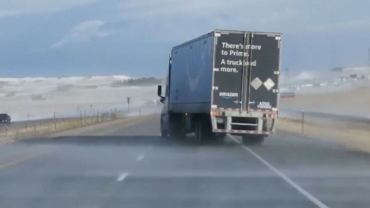 شاحنة تعيق تقدمها الرياح القوية على طريق في كولورادو.