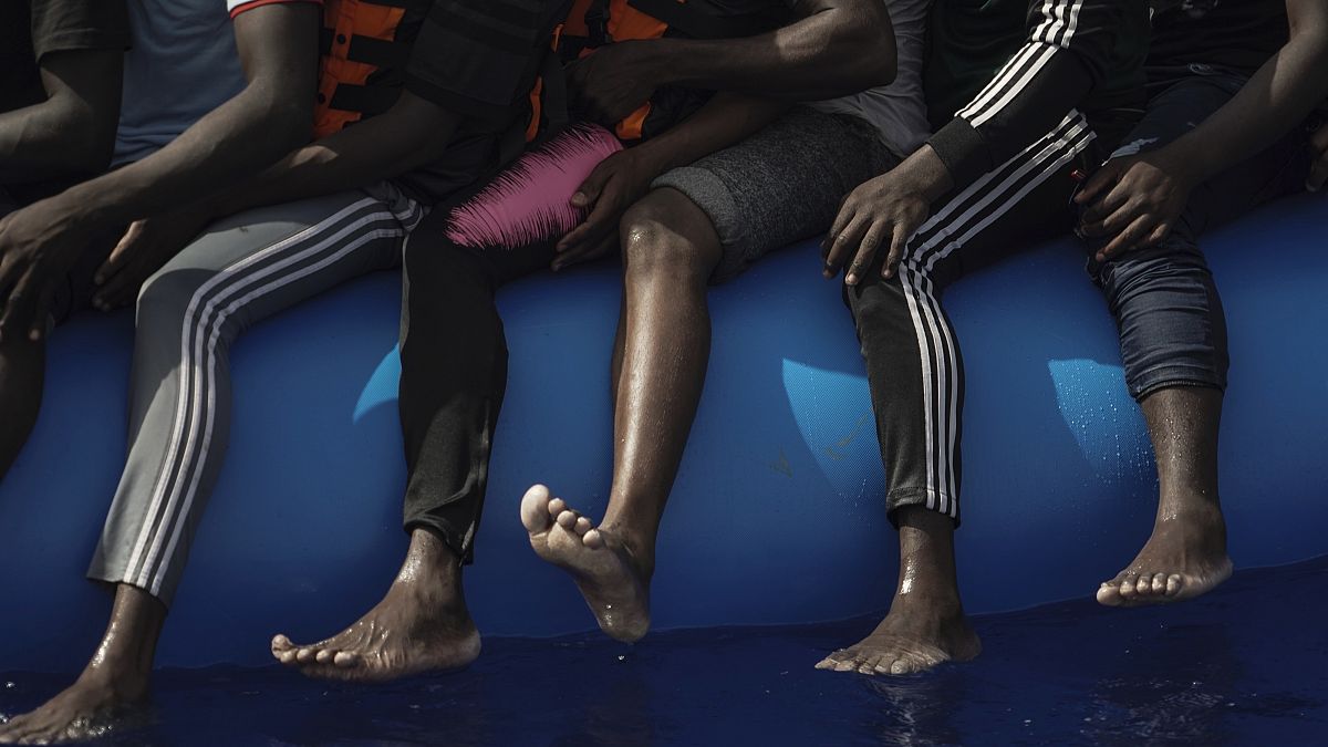 Image d'archives : Des migrants assis sur un bateau pneumatique attendant d'être secourus le 17 septembre 2019, au large de la Libye