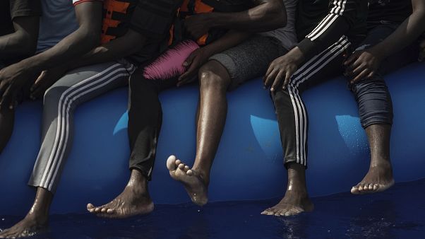Image d'archives : Des migrants assis sur un bateau pneumatique attendant d'être secourus le 17 septembre 2019, au large de la Libye Image d'archives : Des migrants assis sur un bateau pneumatique attendant d'être secourus le 17 septembre 2019, au large de la Libye