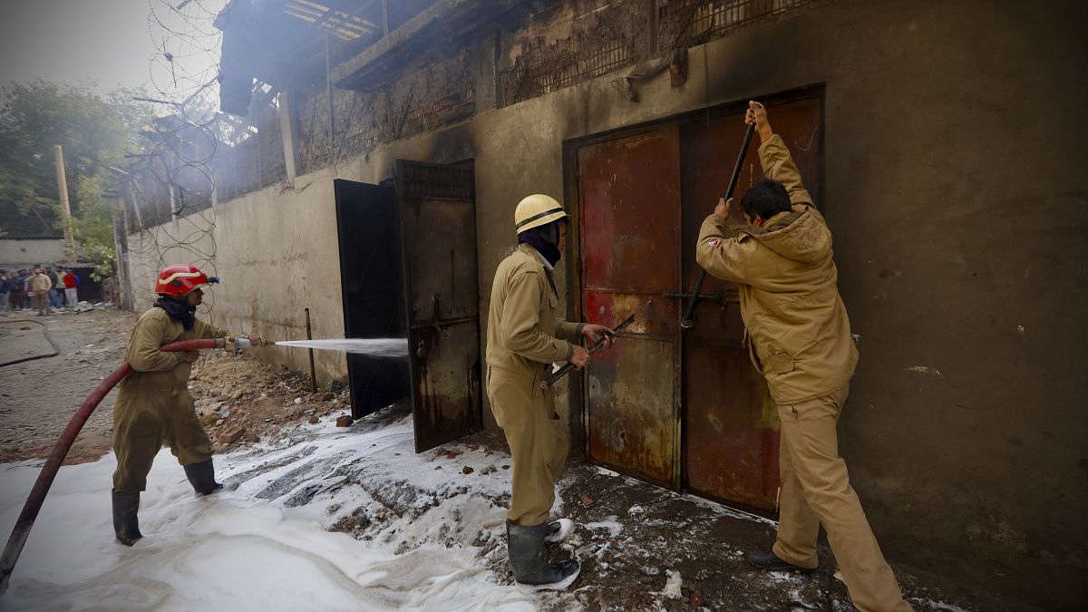 حريق عنيف يندلع في مصنع للبطاريات