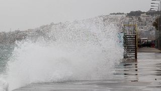Κύματα κτυπούν την παραλία του Φλοίσβου στο Φάληρο λόγω των δυνατών ανέμων