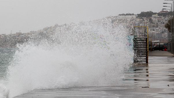 Κύματα κτυπούν την παραλία του Φλοίσβου στο Φάληρο λόγω των δυνατών ανέμων Κύματα κτυπούν την παραλία του Φλοίσβου στο Φάληρο λόγω των δυνατών ανέμων