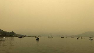 La fumée provenant des incendies de forêts en Australie observée dans le port d'Akaroa, sur l'île du Sud en Nouvelle Zélande, le premier janvier 2020.