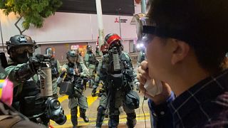 Hong Kong: poliziotto spruzza spray urticante negli occhi a un deputato