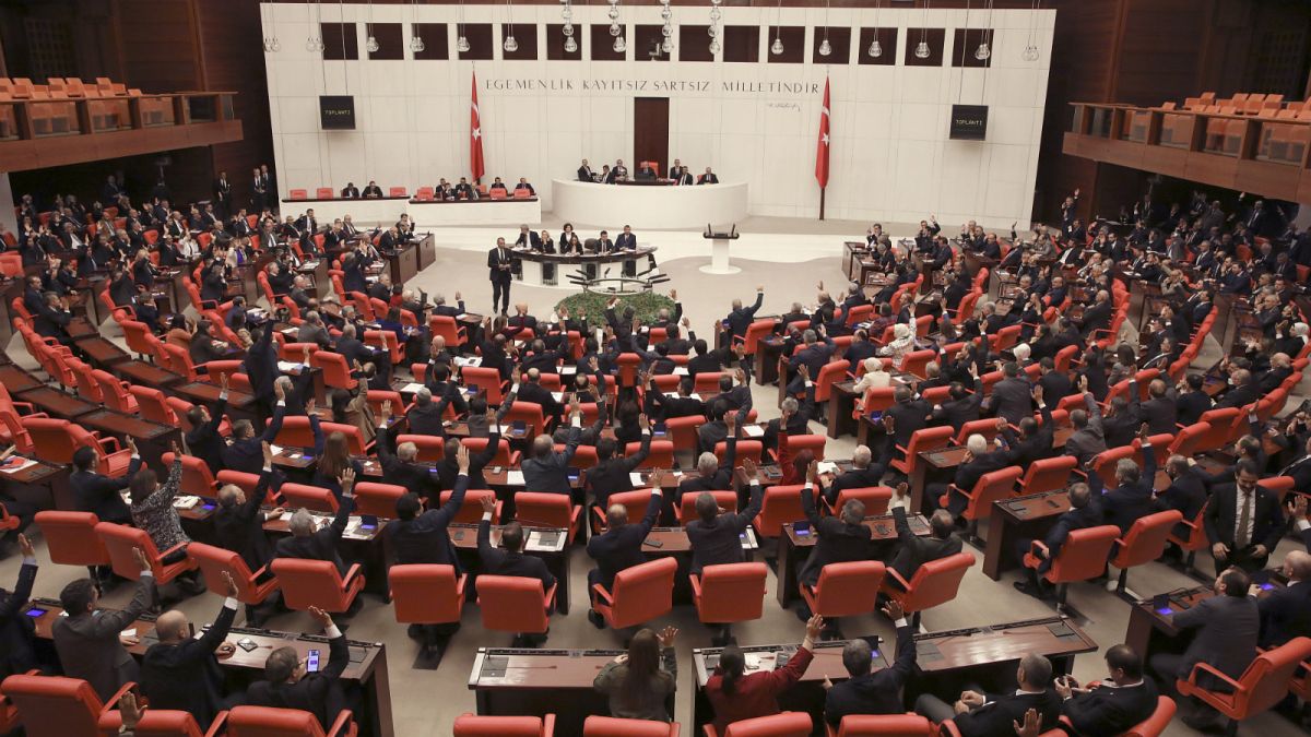 البرلمان التركي يوافق على نشر قوات عسكرية في ليبيا 