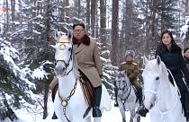 Corea del Nord, pubblicate immagini di Kim Jong Un a cavallo