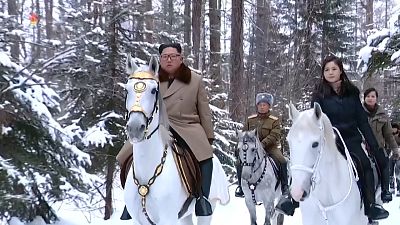Kim Dzsongun a Pektu-hegyen lovagolt
