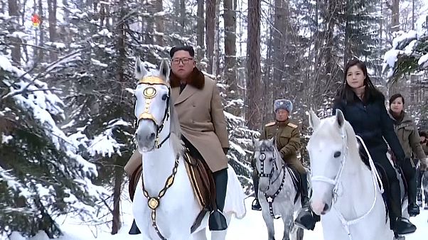 Kim Dzsongun a Pektu-hegyen lovagolt Kim Dzsongun a Pektu-hegyen lovagolt