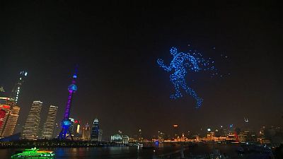 Shanghai: Lichtkunstwerk aus 2.000 leuchtenden Drohnen