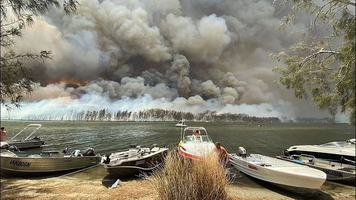 Australia, la costa invasa dalle fiamme: turisti in fuga