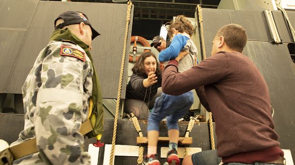 Evacuación de habitantes Mallacoota en buques de la Armada Evacuación de habitantes Mallacoota en buques de la Armada