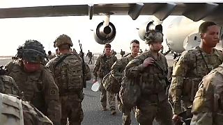 وصول جنود أمريكيين إلى قاعدة السالم الجوية في الكويت.
