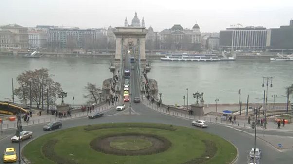 Nem hajthatnak fel szombattól turistabuszok a Lánchídra Nem hajthatnak fel szombattól turistabuszok a Lánchídra