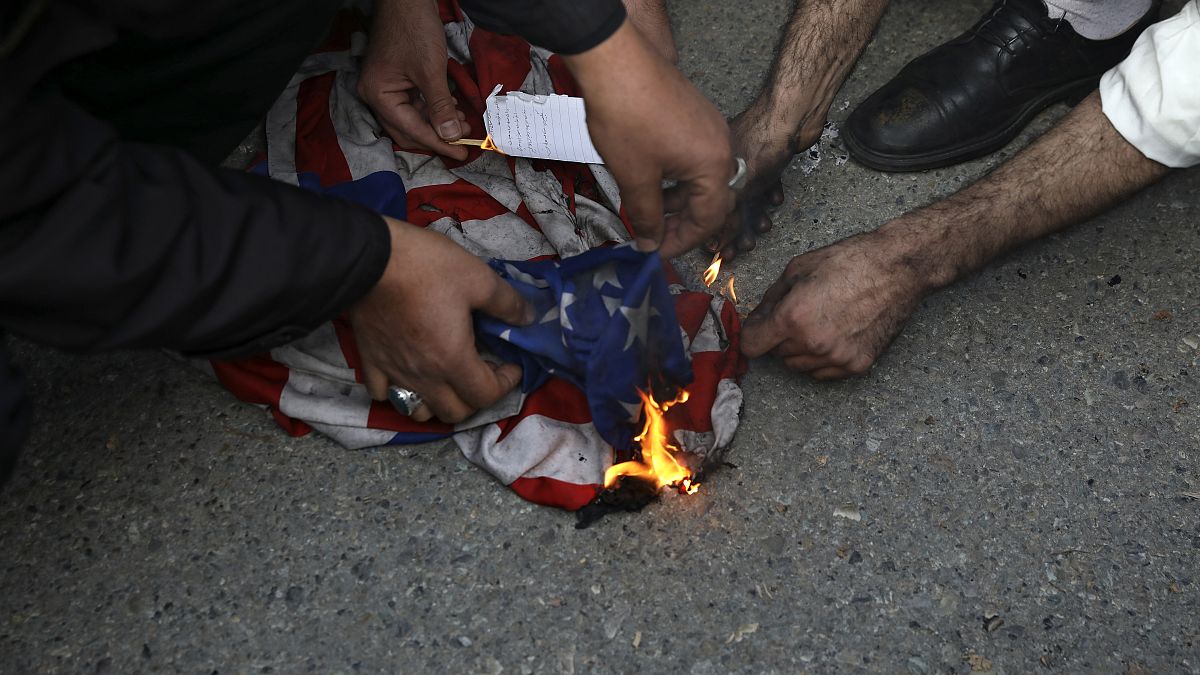 Ιρανοί διαδηλωτές καίνε την αμερικανική σημαία