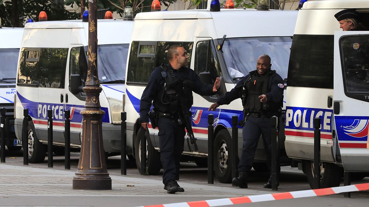 Paris yakınlarında polis bıçaklı saldırganı vurarak durdurdu