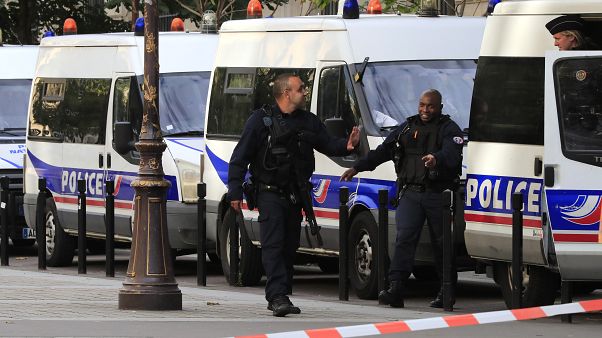 Paris yakınlarında polis bıçaklı saldırganı vurarak durdurdu Paris yakınlarında polis bıçaklı saldırganı vurarak durdurdu