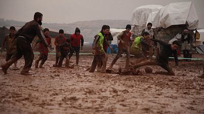 Spaßige Schlammschlacht: Vertriebene Syrer spielen Matschfußball