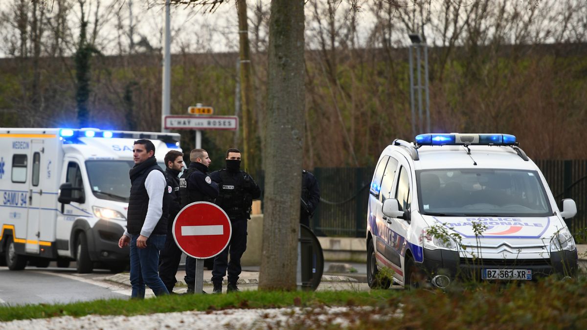 الشرطة الفرنسية تلاحق رجلاً طعن أشخاص جنوب العاصمة باريس