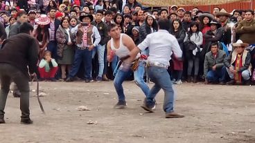شاهد: مهرجان "تاكاناكي" للقتال السنوي في البيرو من أجل عام خالٍ من الأحقاد