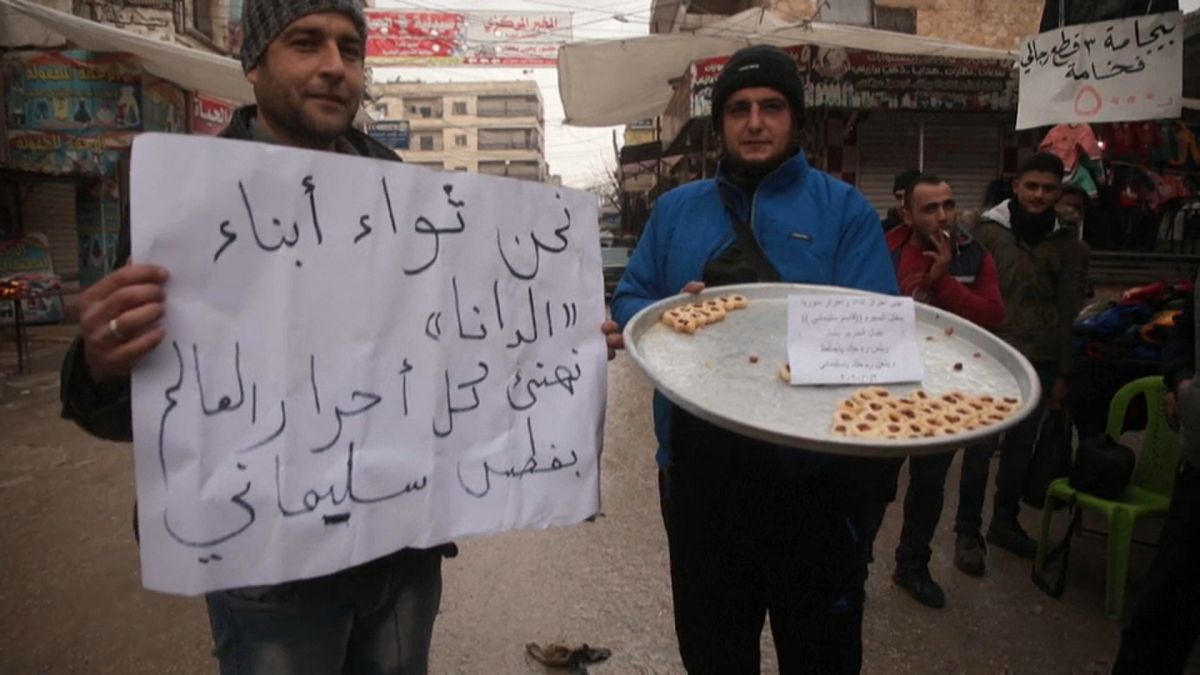شاهد: سوريون في إدلب يوزعون الحلوى على المارة احتفالا بمقتل سليماني 